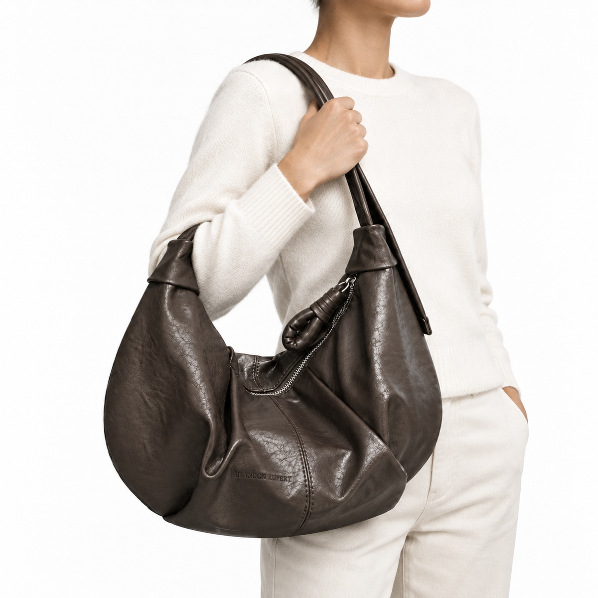 The Elodie Slouchy Hobo Bag - Coffee brown - carried model